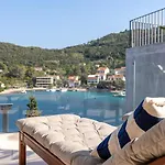 Sea La Vie Seafront Location 4 Bedrooms Sea Access فيلة Zrnovo