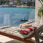 Sea La Vie Seafront Location 4 Bedrooms Sea Access فيلة *