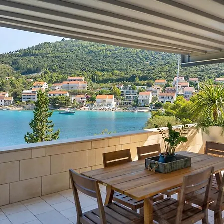 Sea La Vie: Luxurious Seafront Retreat With Marina Views *