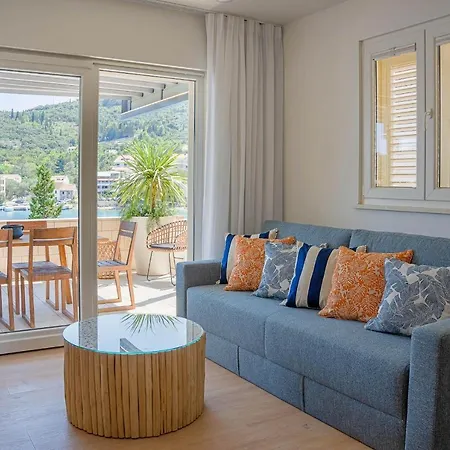 Sea La Vie: Luxurious Seafront Retreat With Marina Views Zrnovo